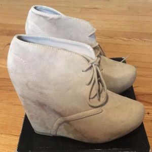 Charlotte Russe Oatmeal Pager Ankle Boots sz 9